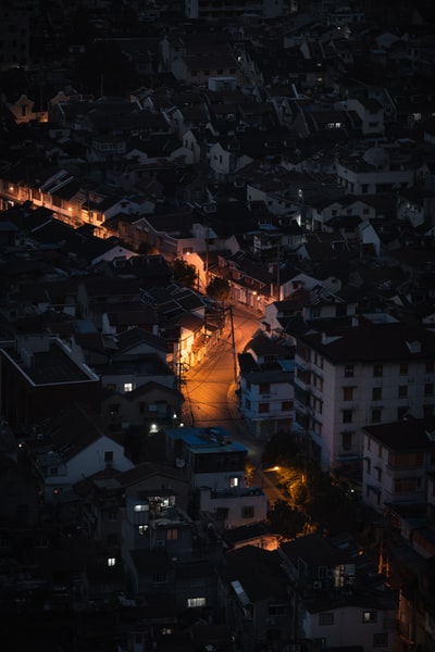 夜间焚烧建筑物